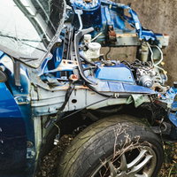 フロント部分が大破した事故車の損傷状態と破損箇所の写真