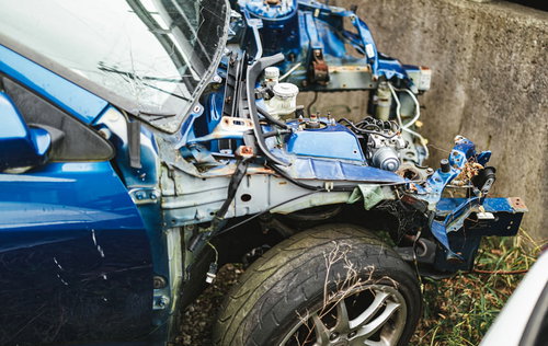フロント部分が大破した事故車の損傷状態と破損箇所