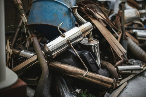 錆びた廃棄自動車のマフラーパイプ素材集