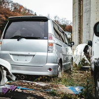 廃車工場に停められている複数の自動車の写真