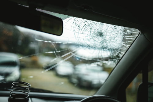 ゴンって音がしたらフロントガラスが割れていた