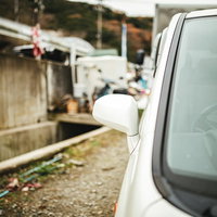事故で破損した車の右側サイドミラーの写真