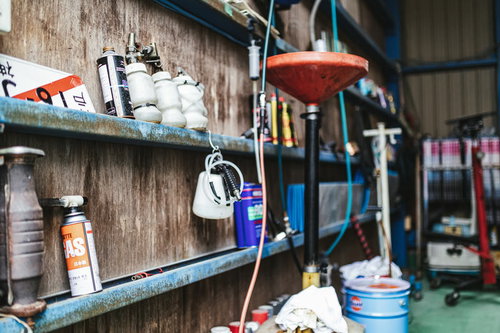 自動車整備工場内部の工具と部品が整理された棚