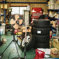 自動車整備工場の作業スペースと整備機械設備の写真