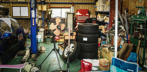 自動車整備工場の作業スペースと整備機械設備