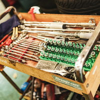 木製工具箱に整然と並んだ工具箱一式の写真