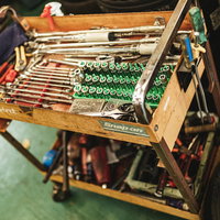 スペアタイヤと共に置かれた工具一式と工具台の写真