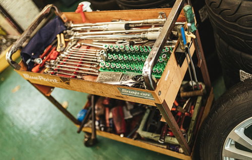 スペアタイヤと共に置かれた工具一式と工具台