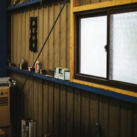 工場の窓際に整理された備品と工具類の保管状況の写真