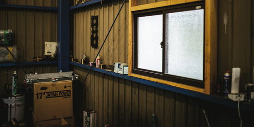 工場の窓際に整理された備品と工具類の保管状況