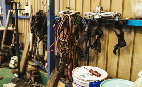 柱に吊るされた修理道具と工具