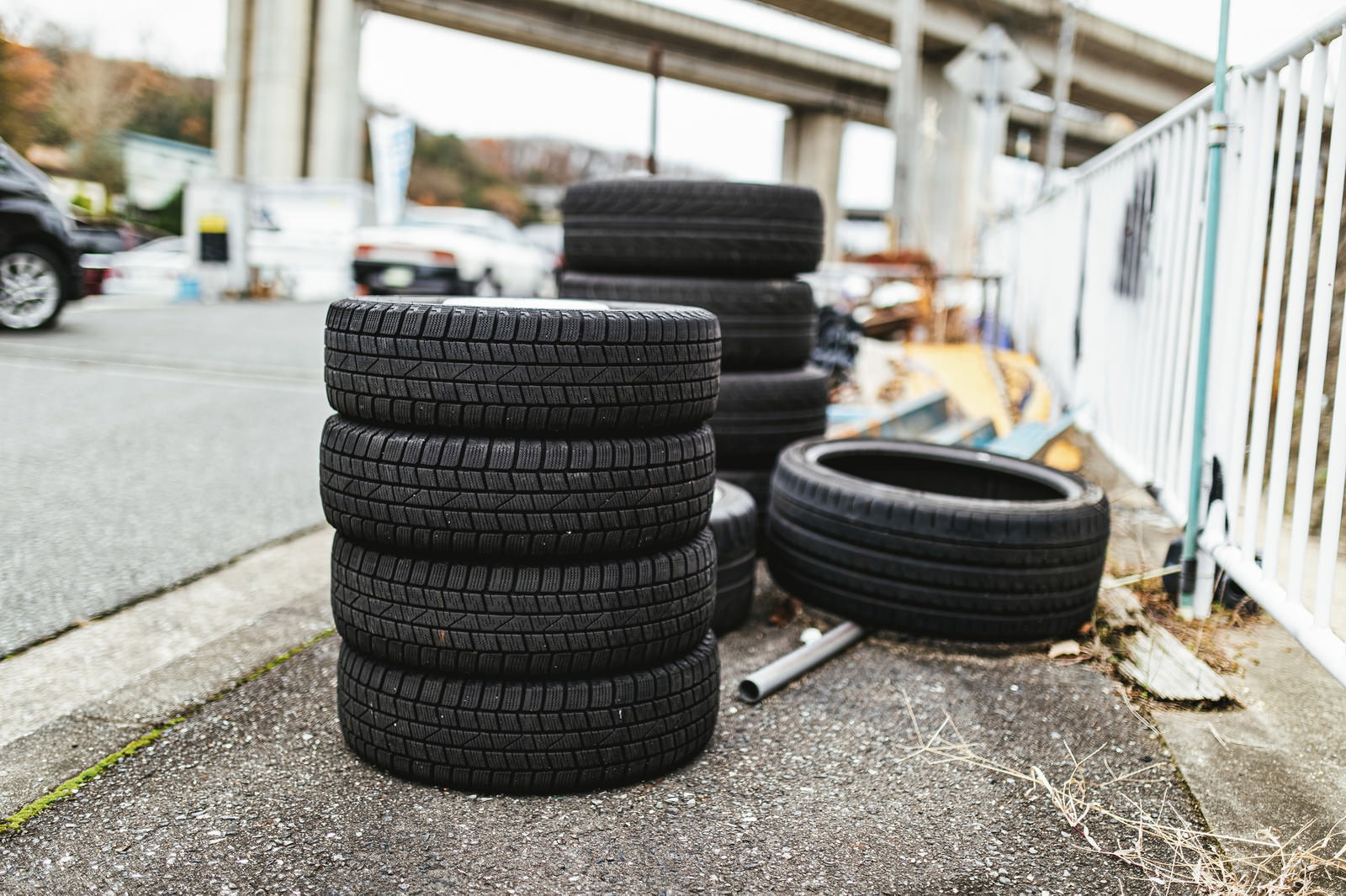 自動車整備工場に積み重ねられた複数のスペアタイヤ