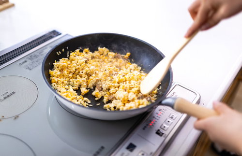 IHコンロでチャーハンを炒める手元の調理風景
