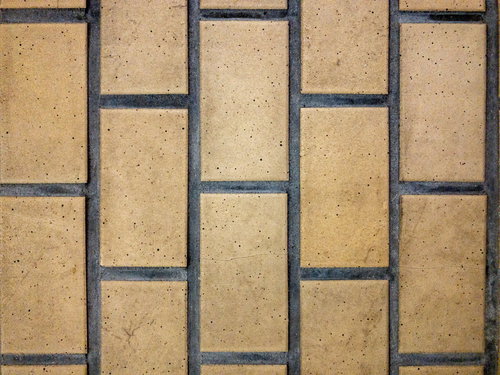 茶色のレンガ風タイルが規則正しく並ぶ壁面