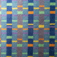 古い家の玄関に敷いてそうなデザインのカラフル格子模様カーペットの写真