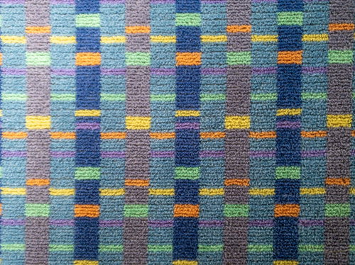 古い家の玄関に敷いてそうなデザインのカラフル格子模様カーペット