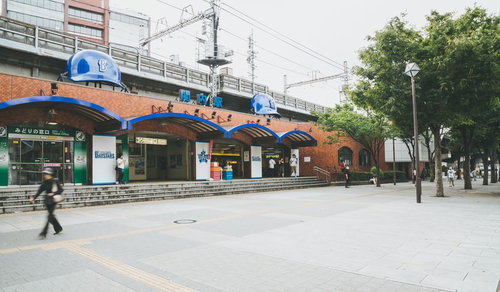 横浜の関内駅前にそびえる赤レンガ造りの歴史的な駅舎