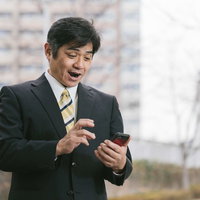 ITリテラシー低い層もスマホアプリで楽々操作する部長の写真