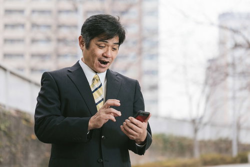 ITリテラシー低い層もスマホアプリで楽々操作する部長