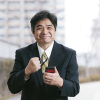 社畜パンチ「お前も『社員』だ」と売り上げ達成でガッツポーズする部長の写真