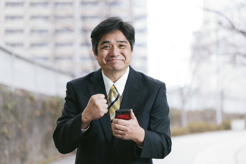 社畜パンチ「お前も『社員』だ」と売り上げ達成でガッツポーズする部長