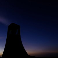 美ヶ原高原のシンボル「美しの塔」（夜景）の写真
