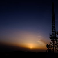 美ヶ原高原の日没に浮かぶ鉄塔のシルエットの写真