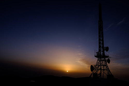 美ヶ原高原の日没に浮かぶ鉄塔のシルエット