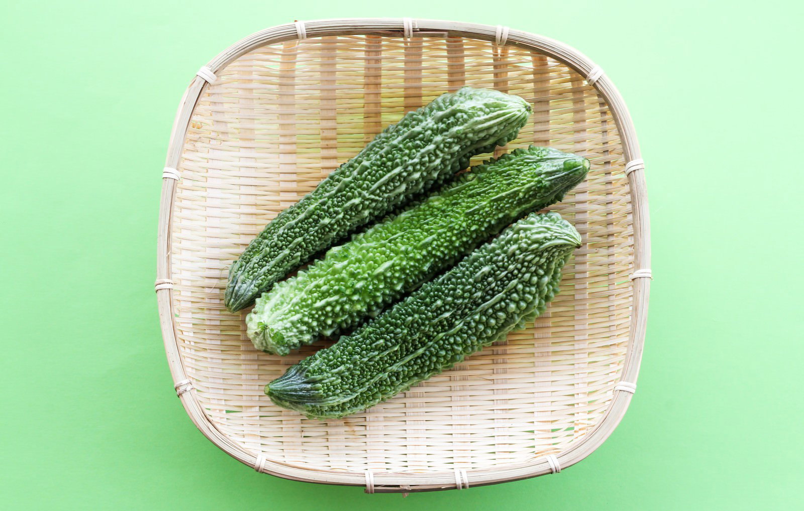 竹ざるに並んだゴーヤ3本