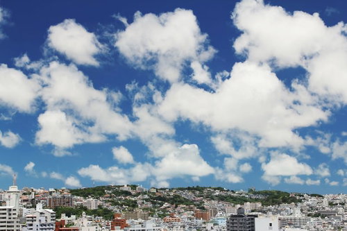 青空に浮かぶ白い雲と街並みの風景