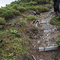乗鞍新登山道の木製階段、山道の整備状況と登山ルートの写真