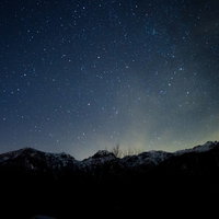 北アルプス大橋からの夜空と星空 満天の星が広がる夜間山岳風景の写真