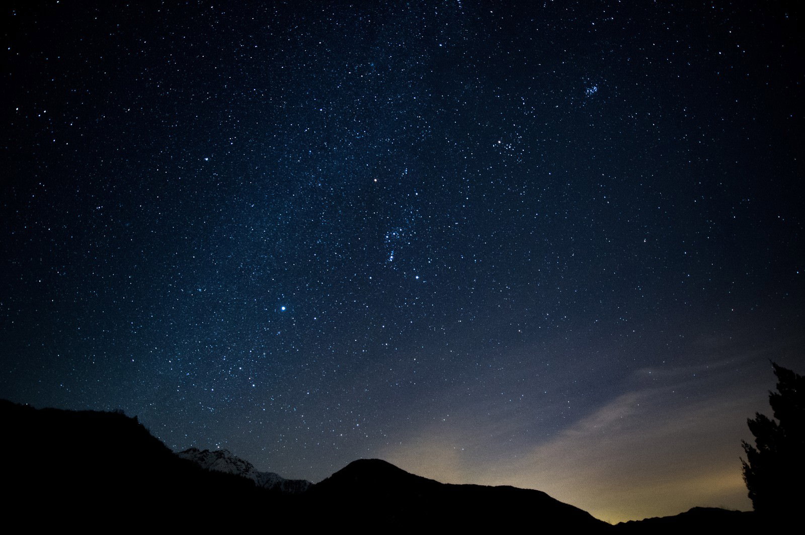 北アルプスの山シルエットと満天の星空