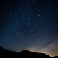 山のシルエットと星空（北アルプス）の写真