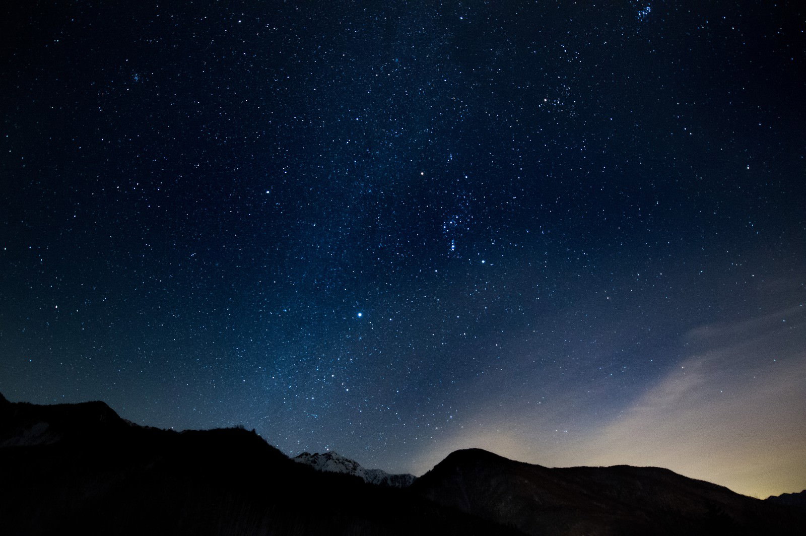 北アルプスのシルエットと天の川が広がる星空