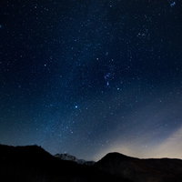 星空がキレイな北アルプスのシルエット 夜間風景の写真