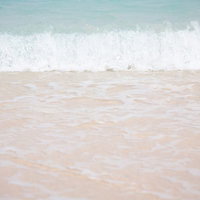 沖縄与那国島の波が打ち寄せる砂浜と澄んだ海の写真