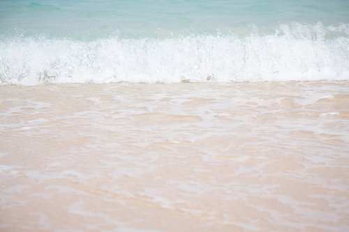 沖縄与那国島の波が打ち寄せる砂浜と澄んだ海