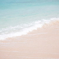 与那国島の透き通る海と白波打つ波打ち際の砂浜の写真