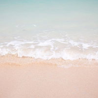 与那国島の波打ち際、南国の海、透明な海水と白砂のビーチの写真