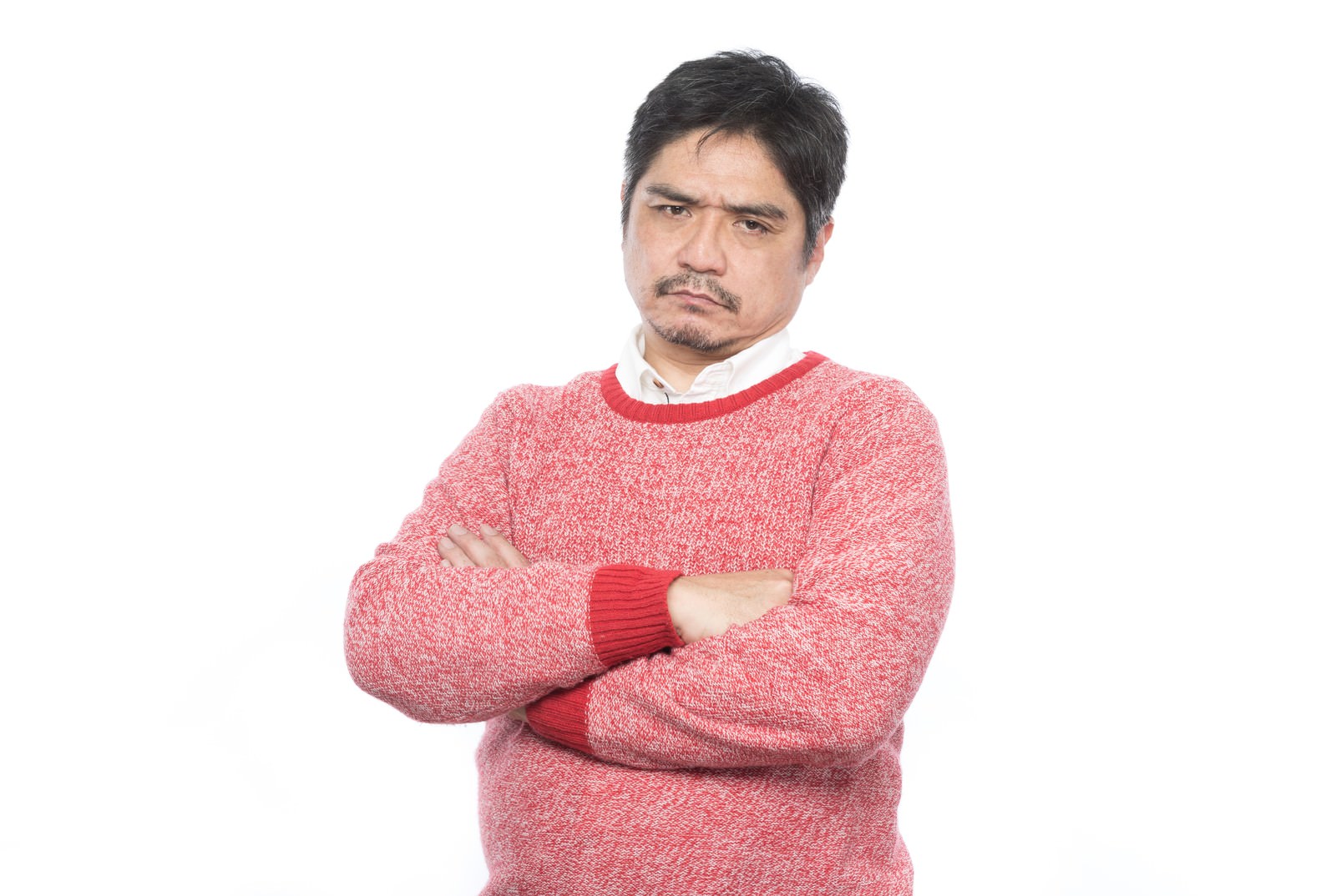腕を組んで怒った表情のお父さん［モデル：よたか］