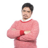 ご機嫌斜めで腕を組む怒ったお父さんの不機嫌な表情の写真