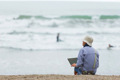 サーファーの同僚に海へ連れて行かれるも、まわりの雰囲気に溶け込めずノートパソコンでコーディングをはじめてしまうデザイナー