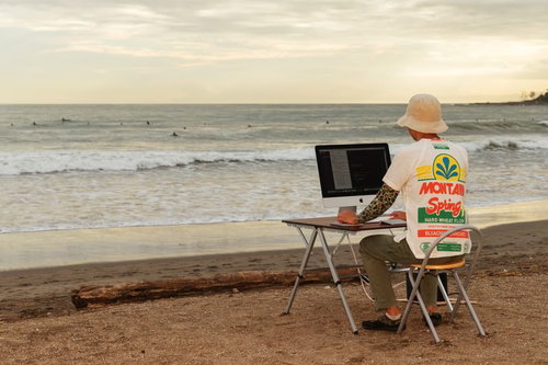 本当に浜辺でコーディングしているWebデザイナー
