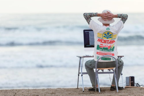 浜辺がオフィスと化したWebデザイナー