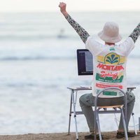 納品した瞬間に目の前が開けた海になったコーダーが両手を上げて喜ぶの写真