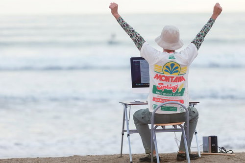 納品した瞬間に目の前が開けた海になったコーダーが両手を上げて喜ぶ