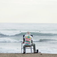 締め切りの荒波に果敢に立ち向かうWebデザイナーの写真