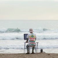 度重なる修正に呆然とするWebデザイナーの心境を現してみたの写真