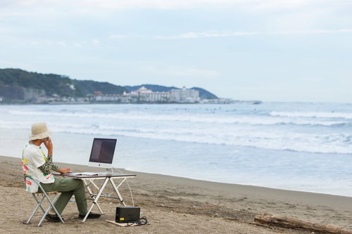 上司に「今どこ？」と聞かれて「浜辺です」と正直に応えるWebデザイナー